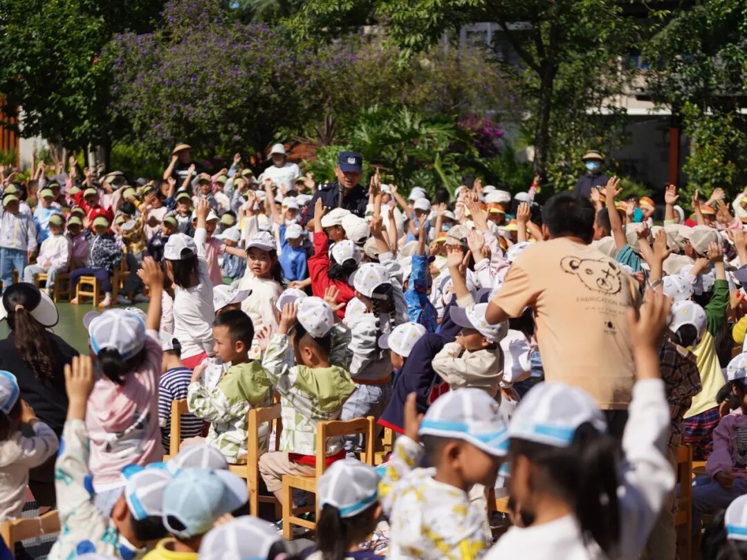 楚雄公安:"幼"见民警 与你"童"行 这份大礼包安全感满满