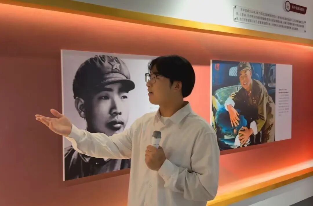 图22：学生在“英雄精神传承体验馆”主讲英雄故事.jpg
