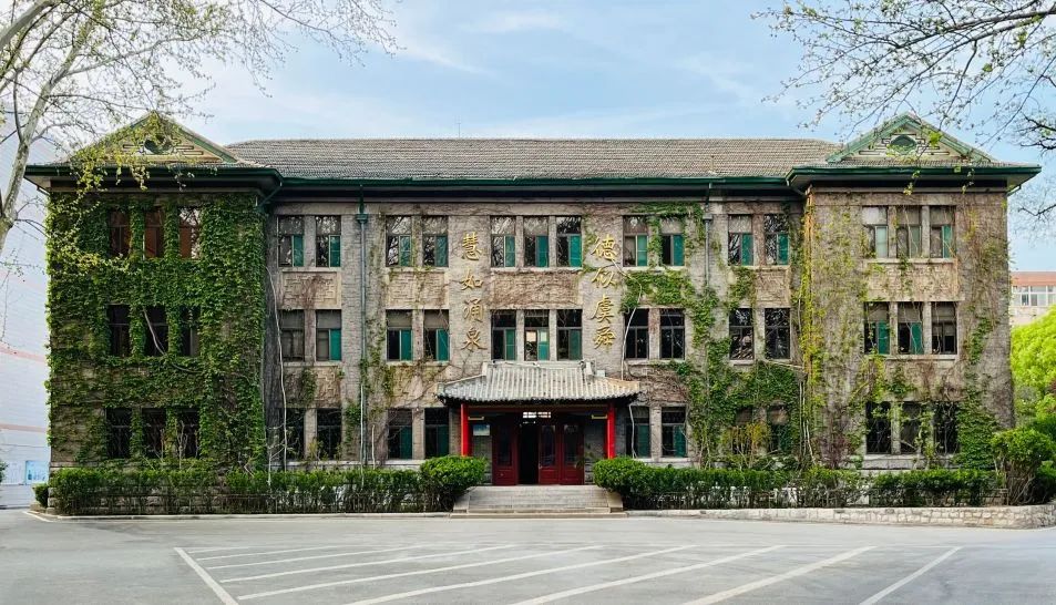 泉城中學(xué)_泉城中學(xué)在哪_泉城中學(xué)校徽