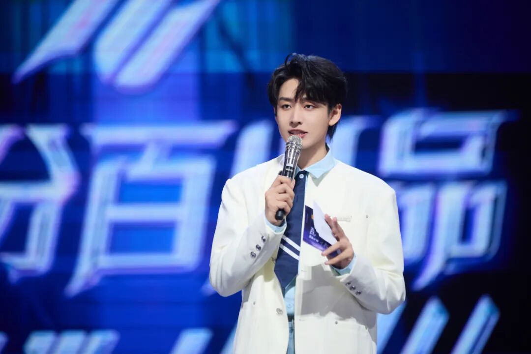 齐思钧主持芒果tv《乘风2024》临时直播赛,高情商圆场,不输何炅
