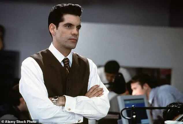 律师约翰·斯洛斯 (John Sloss) 于周六向 TMZ 证实了这位演员的死讯，斯洛斯是该演员的代理律师事务所 Sloss Law 的负责人；上图为他在《锅炉房》(2000) 中的表演。