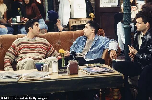 他多年来出演过的其他电视剧包括《法律与秩序》、《神探阿蒙》和《老友记》；1996 年在《老友记》中饰演亚瑟（中）