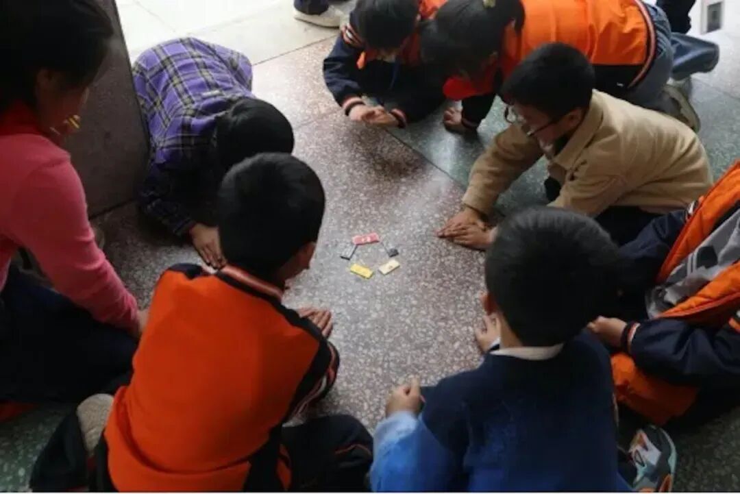 "家长朋友们"注意了!校园新宠"烟卡"风靡全国危害极大!