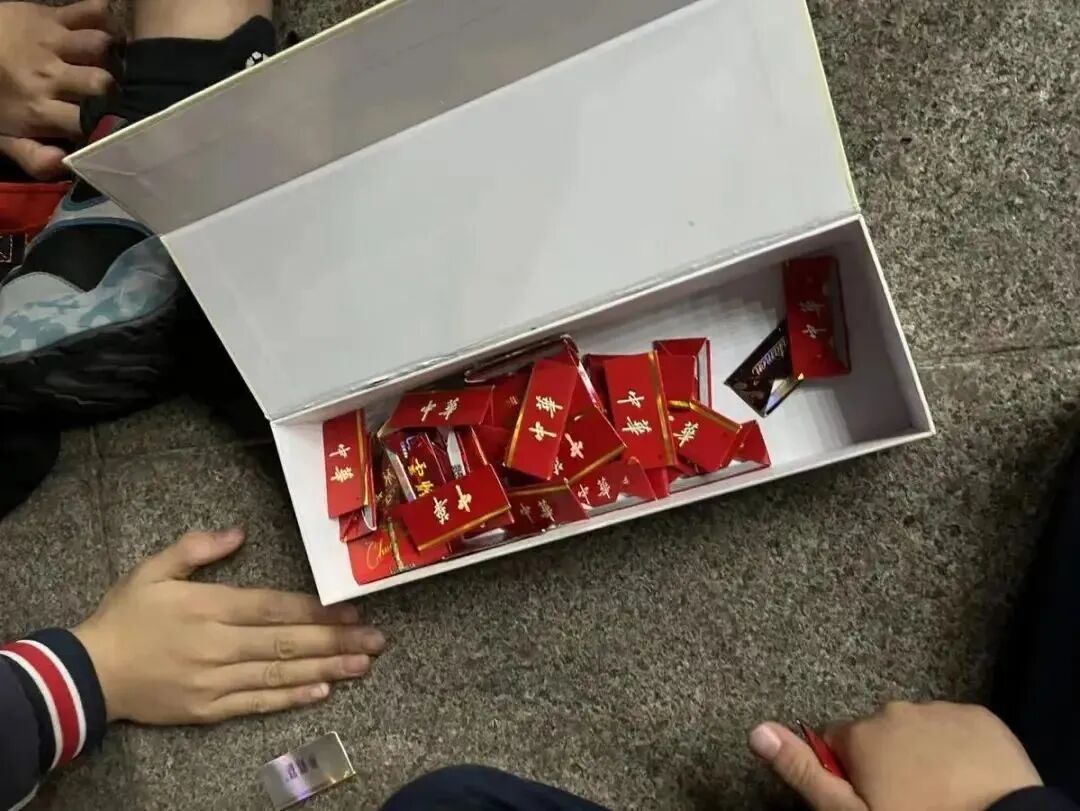 还学会了如何分辨真假烟卡,他们不仅知道了各种香烟的品牌和价格,烟卡