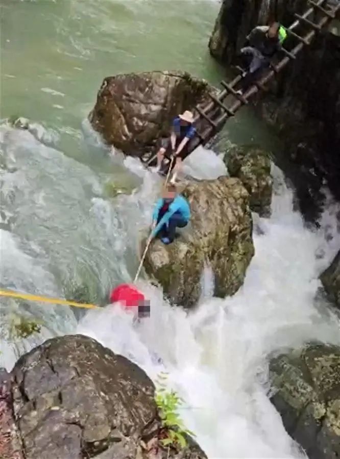 浙江两驴友被溪流冲走当地商户发声