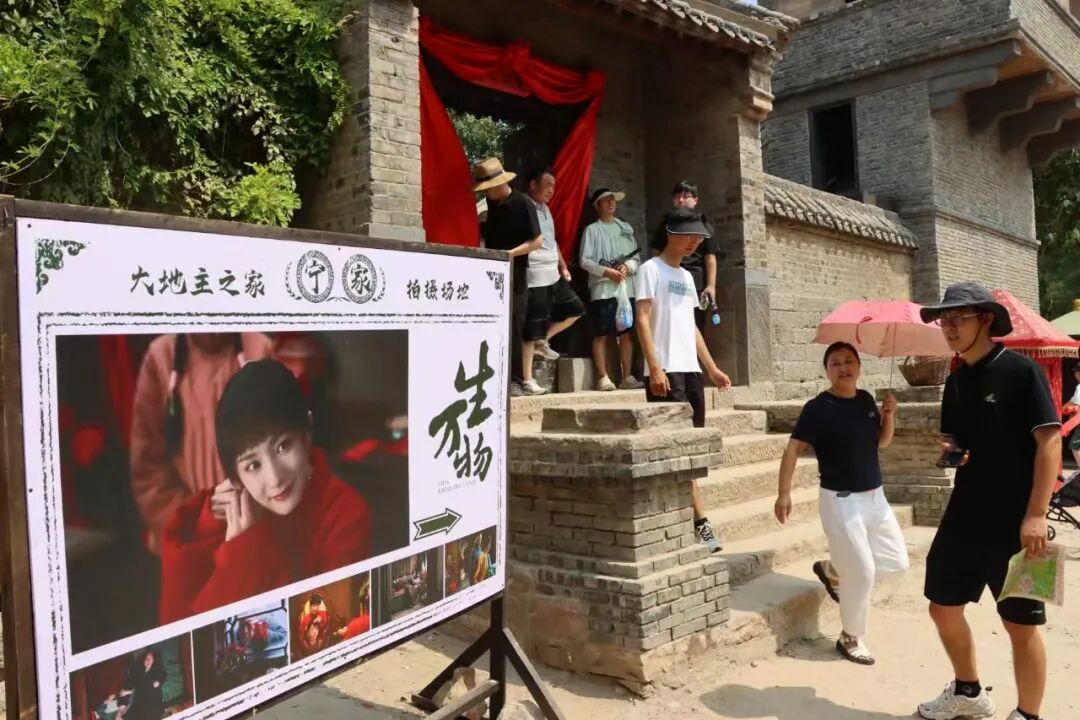 游客打卡红嫂家乡旅游区《生万物》拍摄场景 图片来源：郑树平