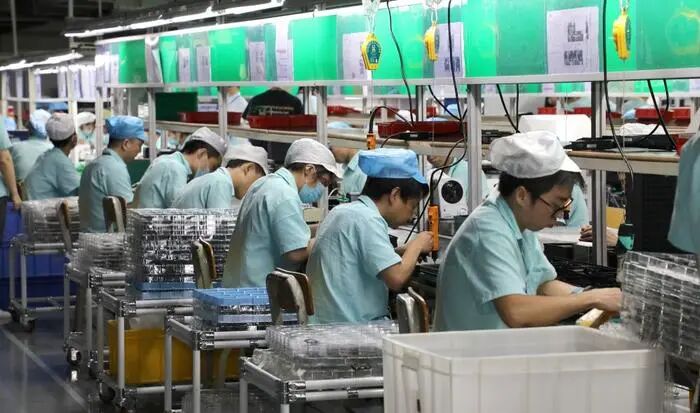 在深圳市冠涞电子有限公司深圳工厂内，工人进行生产（2023年7月摄）。新华社发（受访者供图）