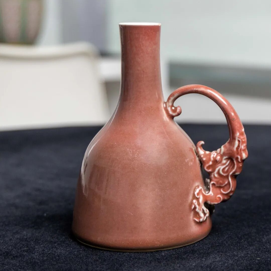 清雍正釉里红摇铃式夔龙抦把壶青花「大清雍正年製」楷书款高度:14.