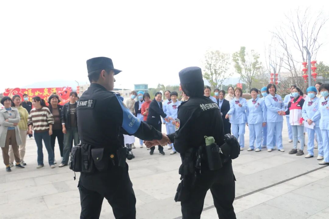 致敬了不起的她 | 最飒女特警教你防身术！
