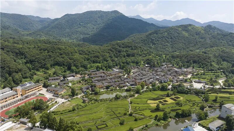 "星光豫亮 精神长青"系列调研报告之红旗永矗大别山_新县_革命_红色