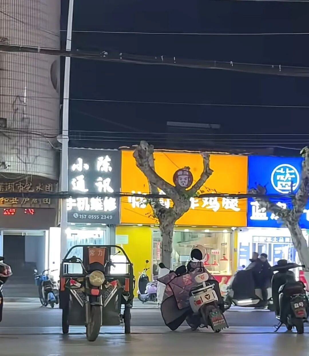 一棵树成了“顶流”！网友：这姿势我练不来！