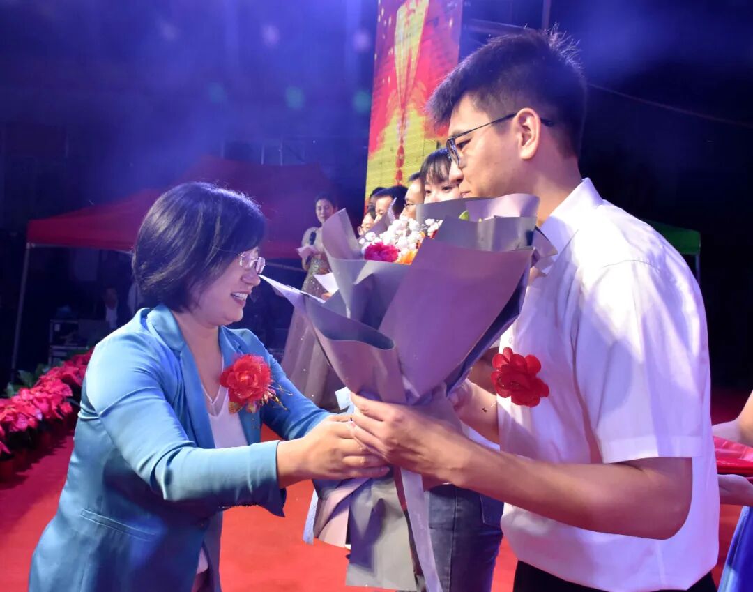 张成文主任,陈俊杰校长共同为荣获"最具爱心奖"的老师颁奖你们担起师