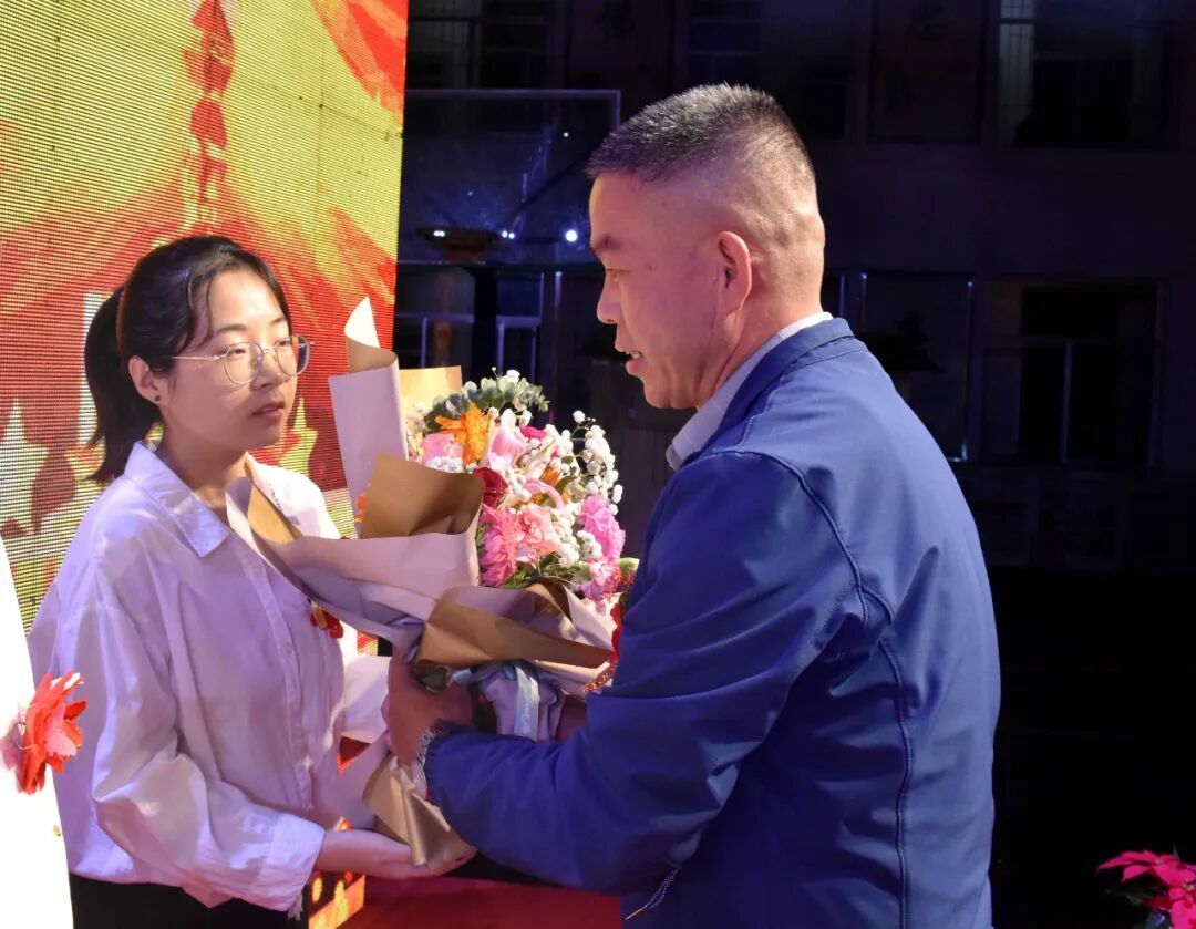 张成文主任,陈俊杰校长共同为荣获"最具爱心奖"的老师颁奖你们担起师