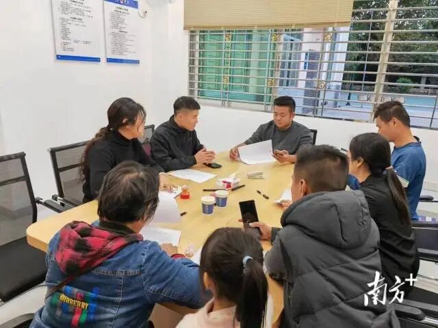 矛盾纠纷调处室内，工作人员为村民调解纠纷。