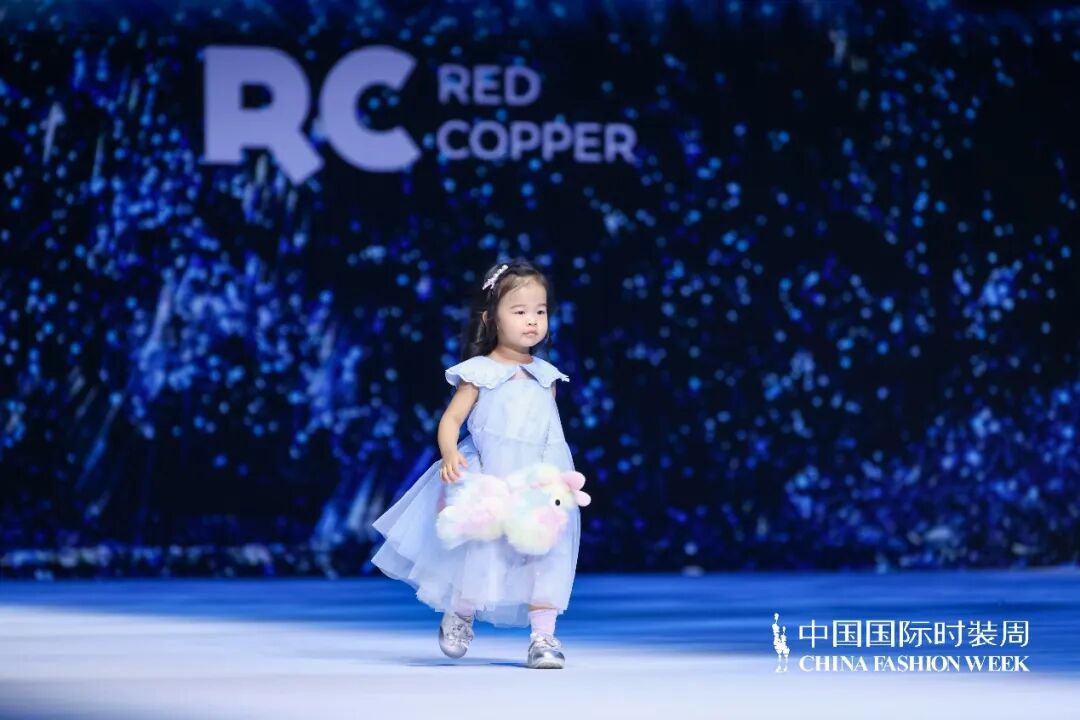 Red Copper亮相中國(guó)國(guó)際時(shí)裝周，打造多場(chǎng)景繽紛童年
