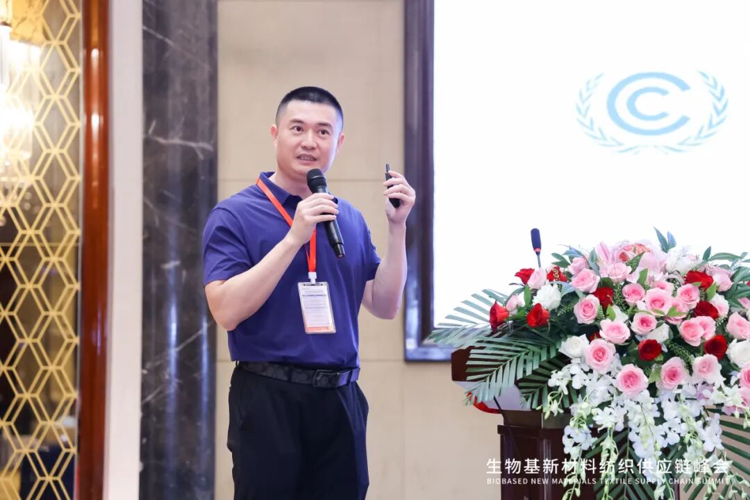 7月的上海酷暑难耐，但也阻挡不了行业人士对生物基新材料的热情。7月22日，生物基新材料纺织供应链峰会成功举办，会场内座无虚席，行业领导、高校和科研院所专家、产业链上下游优秀企业和终端品牌的材料专家，相聚一起，共同探讨“新材料、新技术、新模式”如何引领纺织产业的绿色转型与升级。会议由黑龙江伊品新材料有限公司主办、生物基尼龙纺织产业联盟承办、中国化学纤维工业协会指导。 