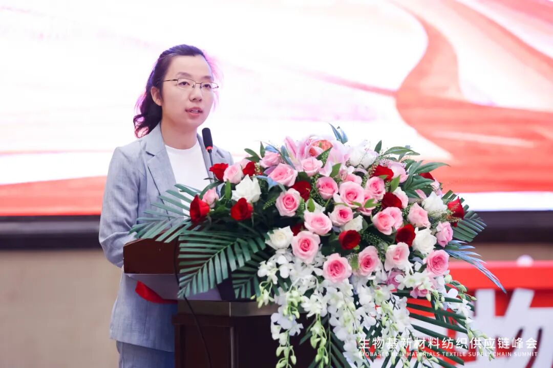 7月的上海酷暑难耐，但也阻挡不了行业人士对生物基新材料的热情。7月22日，生物基新材料纺织供应链峰会成功举办，会场内座无虚席，行业领导、高校和科研院所专家、产业链上下游优秀企业和终端品牌的材料专家，相聚一起，共同探讨“新材料、新技术、新模式”如何引领纺织产业的绿色转型与升级。会议由黑龙江伊品新材料有限公司主办、生物基尼龙纺织产业联盟承办、中国化学纤维工业协会指导。 