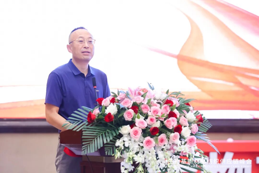 7月的上海酷暑难耐，但也阻挡不了行业人士对生物基新材料的热情。7月22日，生物基新材料纺织供应链峰会成功举办，会场内座无虚席，行业领导、高校和科研院所专家、产业链上下游优秀企业和终端品牌的材料专家，相聚一起，共同探讨“新材料、新技术、新模式”如何引领纺织产业的绿色转型与升级。会议由黑龙江伊品新材料有限公司主办、生物基尼龙纺织产业联盟承办、中国化学纤维工业协会指导。 