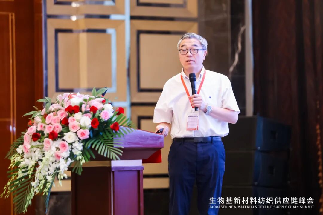 7月的上海酷暑难耐，但也阻挡不了行业人士对生物基新材料的热情。7月22日，生物基新材料纺织供应链峰会成功举办，会场内座无虚席，行业领导、高校和科研院所专家、产业链上下游优秀企业和终端品牌的材料专家，相聚一起，共同探讨“新材料、新技术、新模式”如何引领纺织产业的绿色转型与升级。会议由黑龙江伊品新材料有限公司主办、生物基尼龙纺织产业联盟承办、中国化学纤维工业协会指导。 