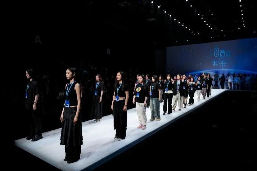 "海韵·未来"大连工业大学服装学院毕业作品亮相大学生时装周