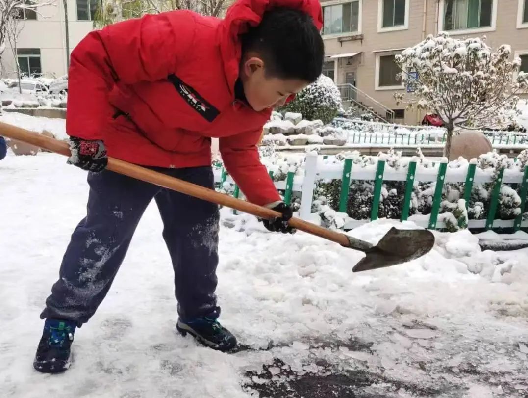 扫雪照片学生个人图片