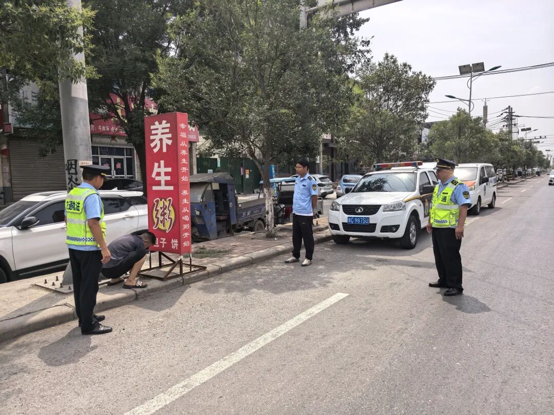 河南省汝阳县内埠镇综合行政执法队携手县交通局执法大队开展道路广告牌清理行动