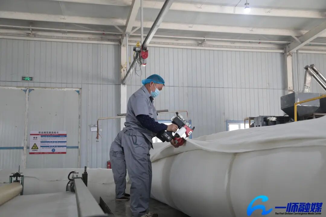 我为群众办实事 | 八团6连：太阳能路灯亮起来 民生实事暖人心