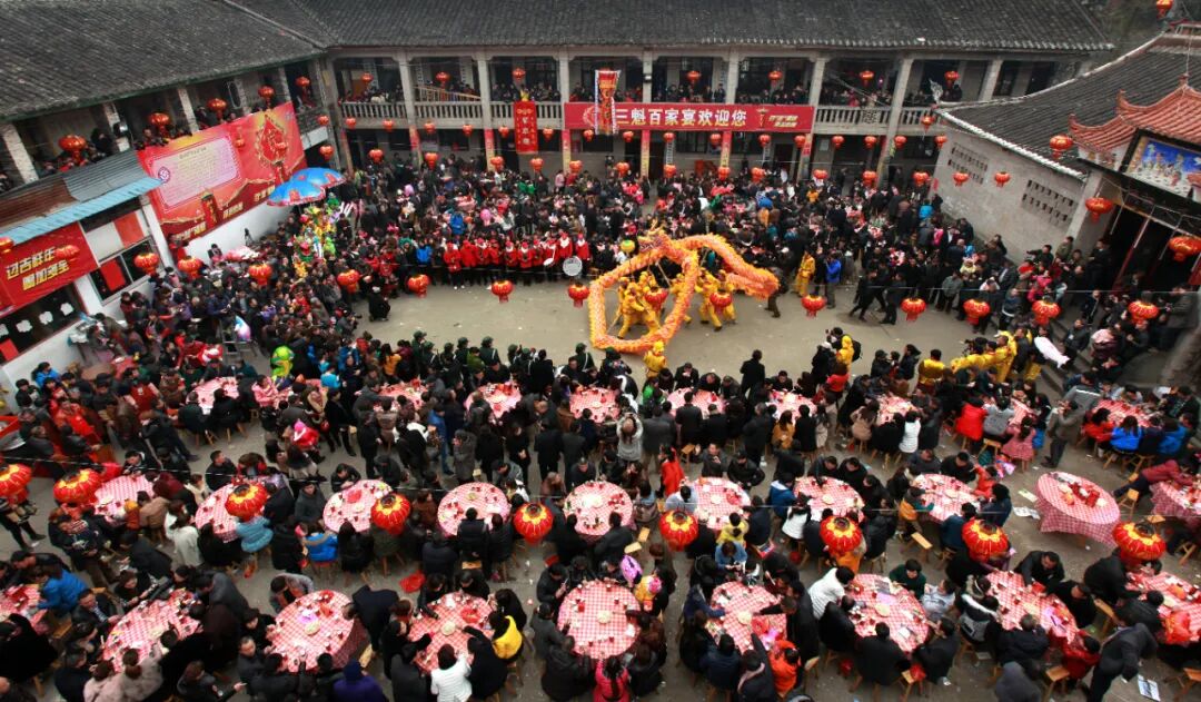 泰顺三魁百家宴(胡黎明 摄)温州知府倡导下的泰顺族范每逢元宵佳节