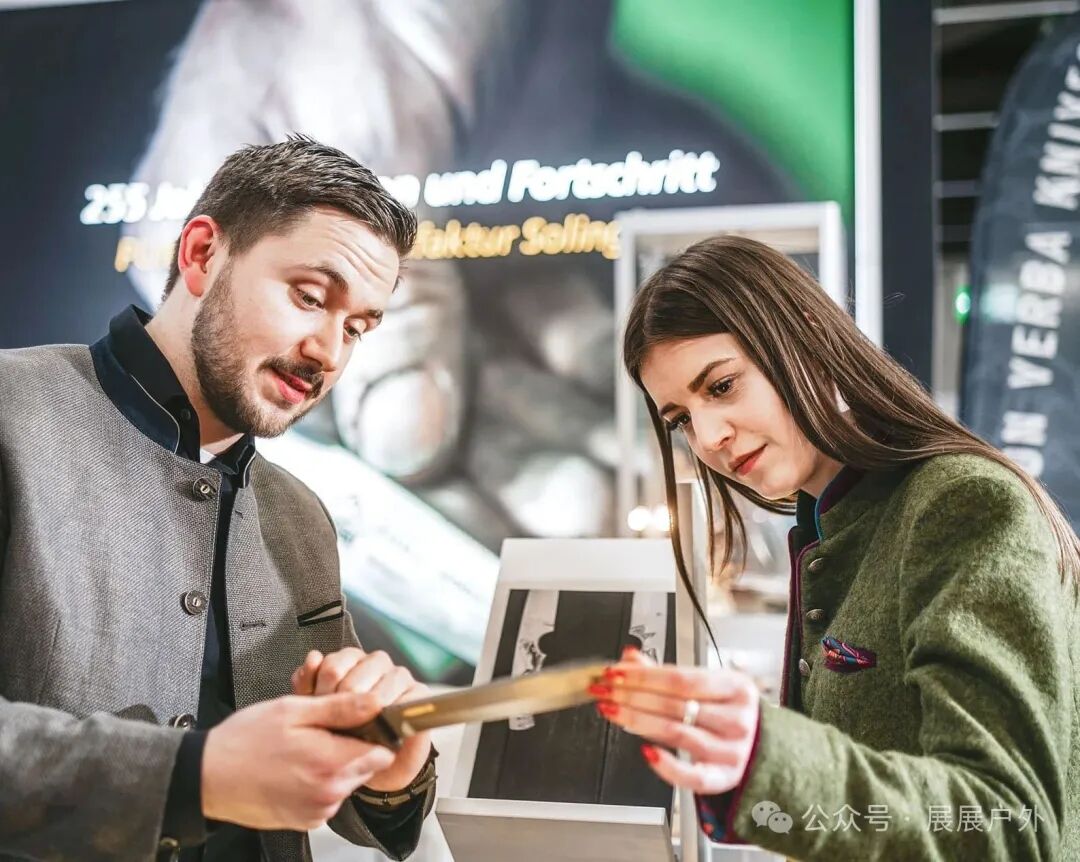 Exhibitor shows a knife to a visitor