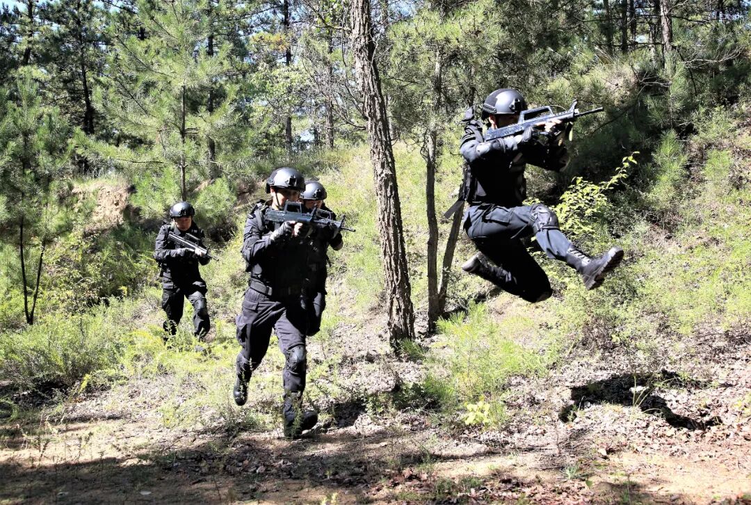 帅呼和浩特铁路公安特警实战大练兵多图燃爆来袭