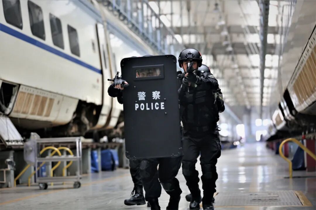 呼和浩特铁路公安特警实战大练兵,多图燃爆来袭!-中国长安网