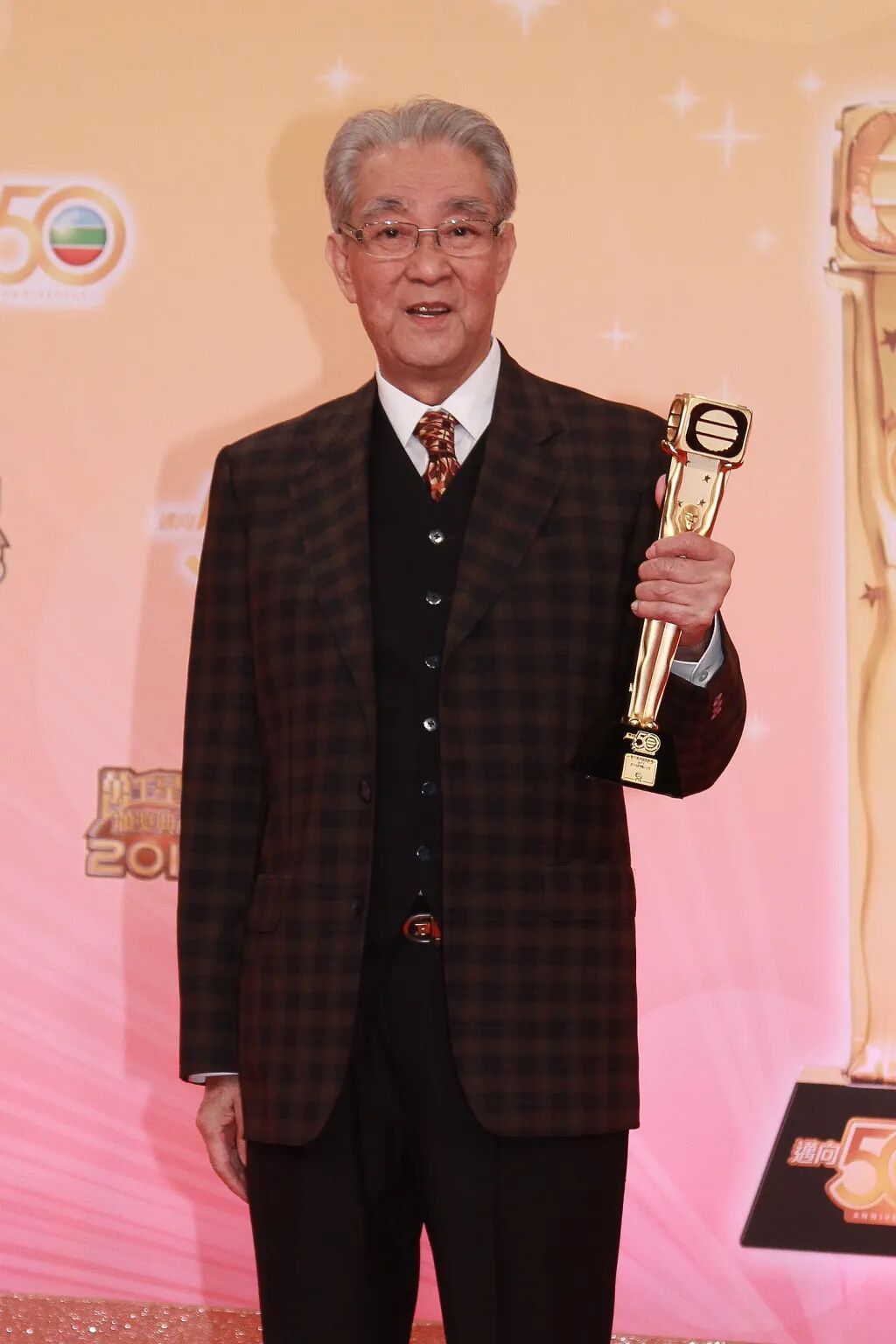 田栩宁烧香烧到前面人脖子
