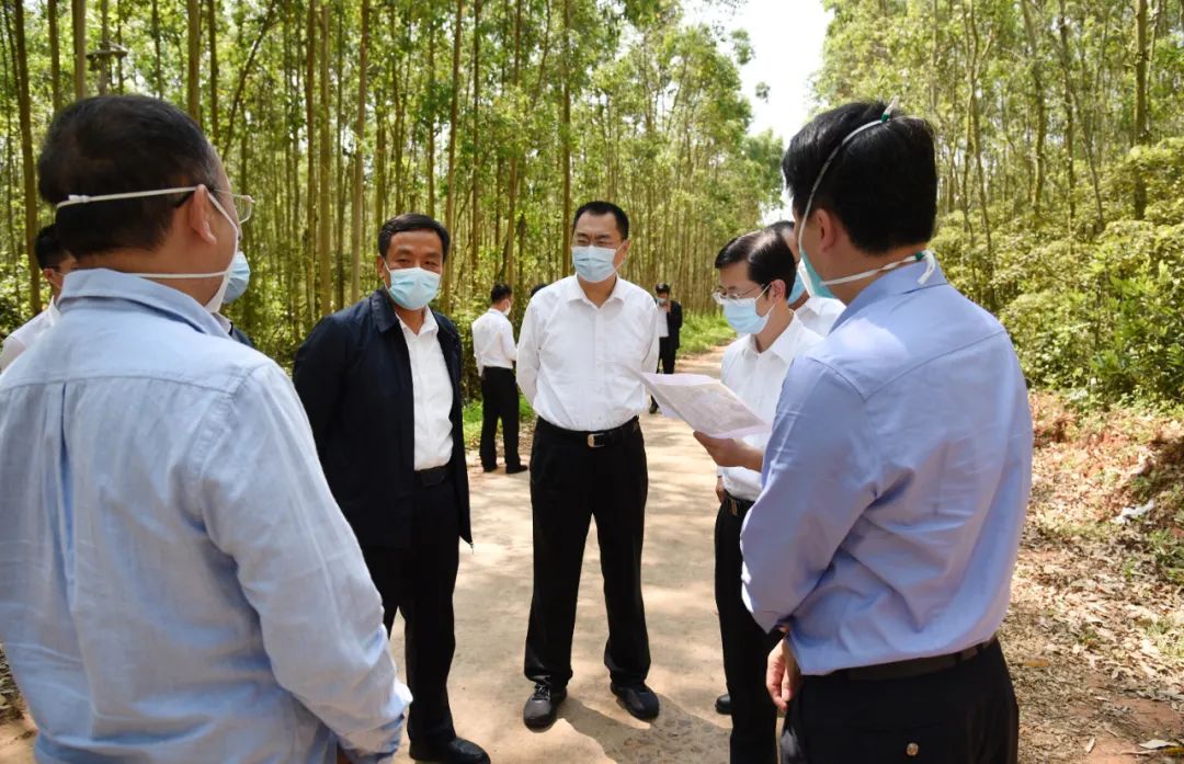 4月9日,湛江市委书记刘红兵到雷州市指导检查本土疫情防控工作,实地