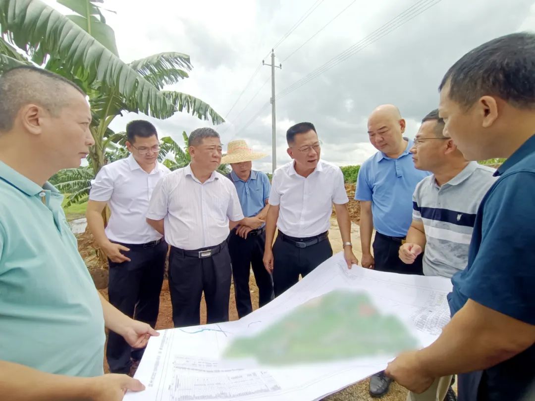 雷州市委书记吴松江率队调研督导重点项目及开展七一走访慰问活动