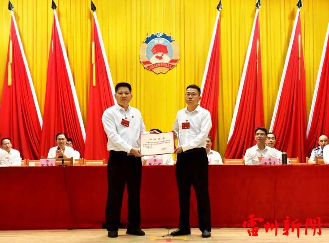 张仁建给何培烈颁发当选证,何培烈给李爱良,李贵国,李跃明,吴庆,陈延