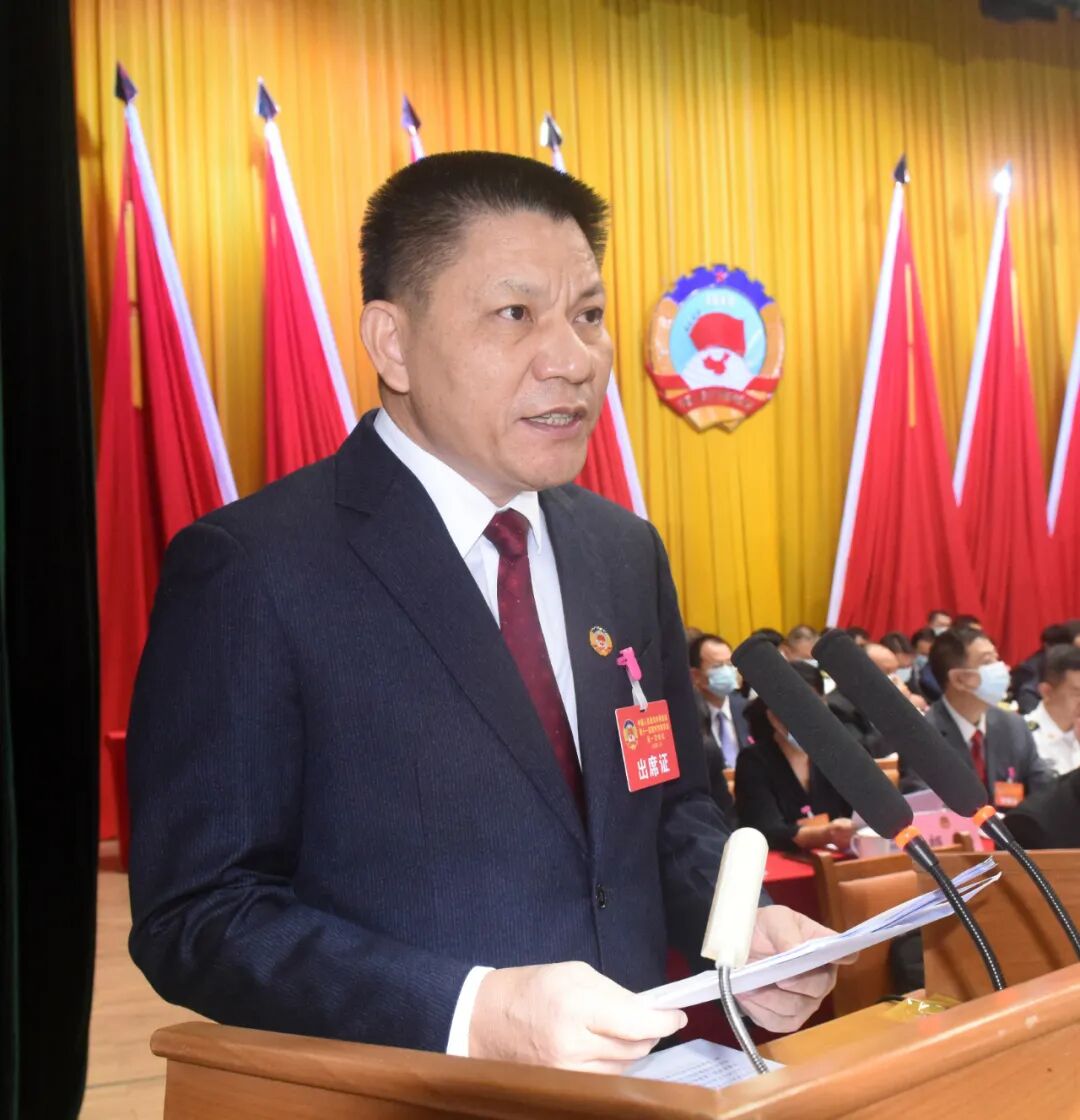 何培烈代表政协第十届雷州市委员会常务委员会作常务委员会工作报告.