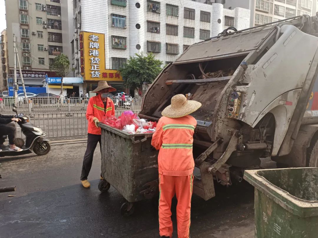 春节期间雷州环卫工人保洁忙日清垃圾500多吨