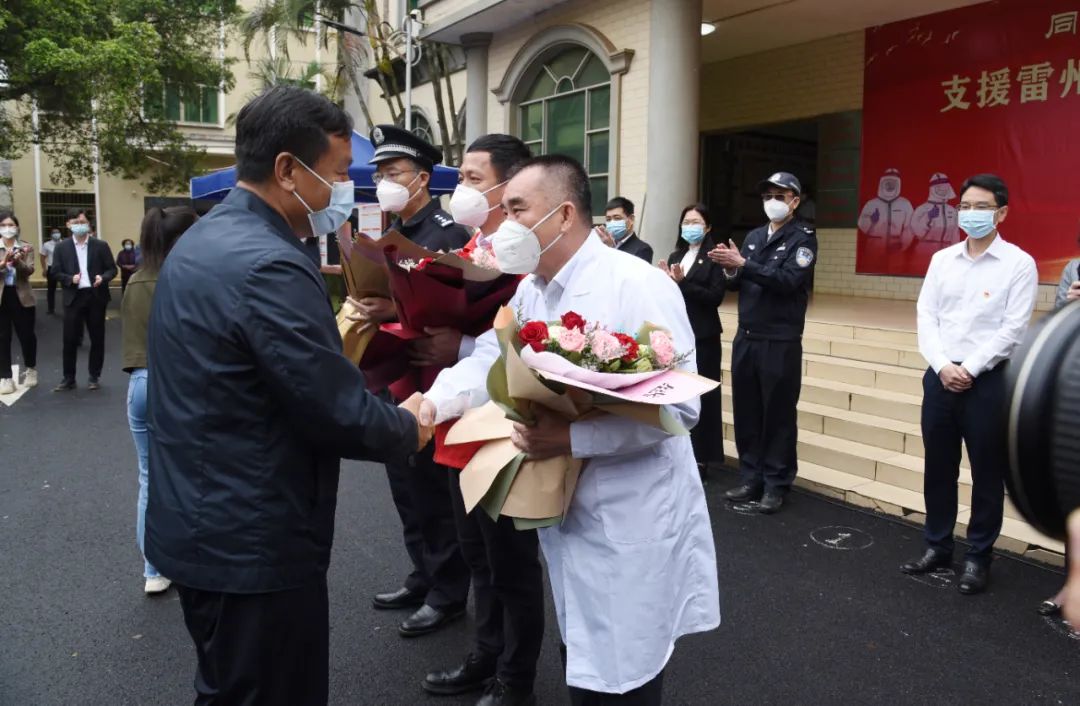 黄廉东,湛江市公安局副局长骆宏昭,湛江市卫健局副局长甘少平出席仪式