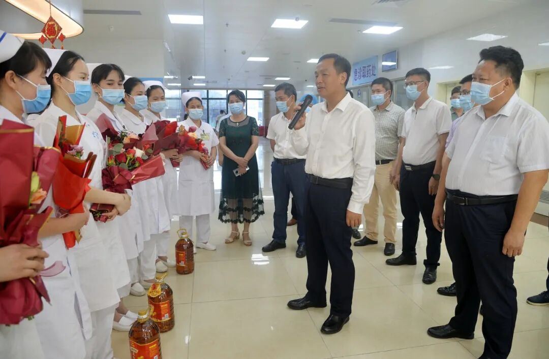 雷州市领导文永健,颜坚,陈玉虹等参加慰问活动.