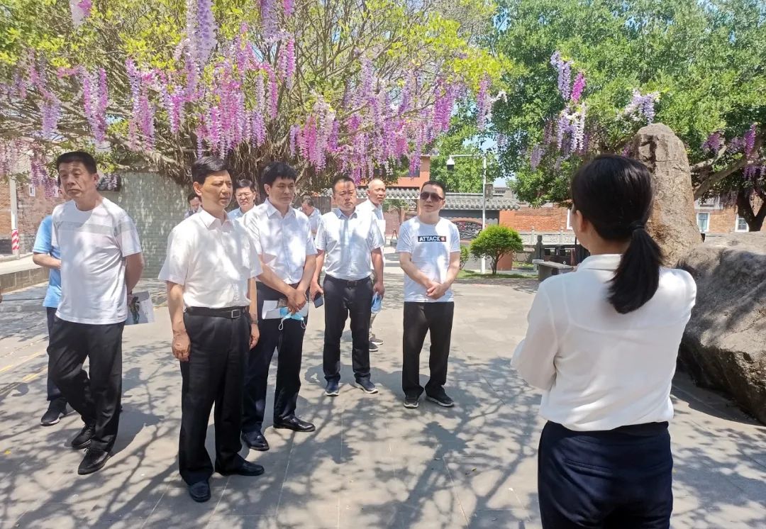 德清縣人大考察組一行到雷州市清端園,參觀了陳璸故居,陳璸廉政史蹟