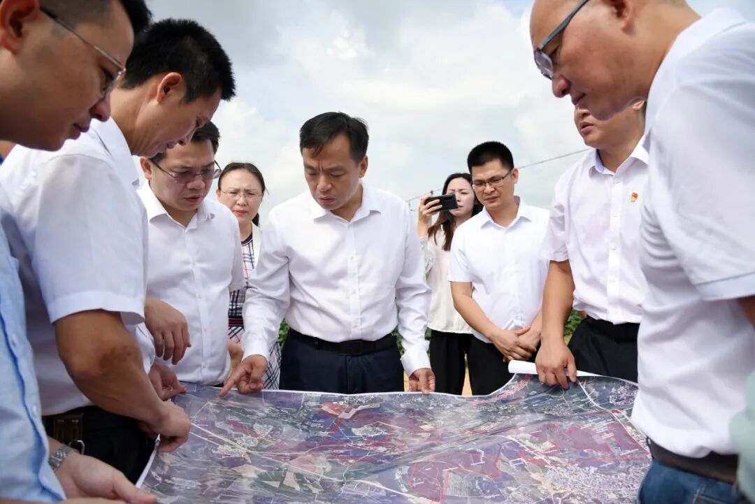 雷州市委书记张仁建调研工业园区重点项目建设及征地工作
