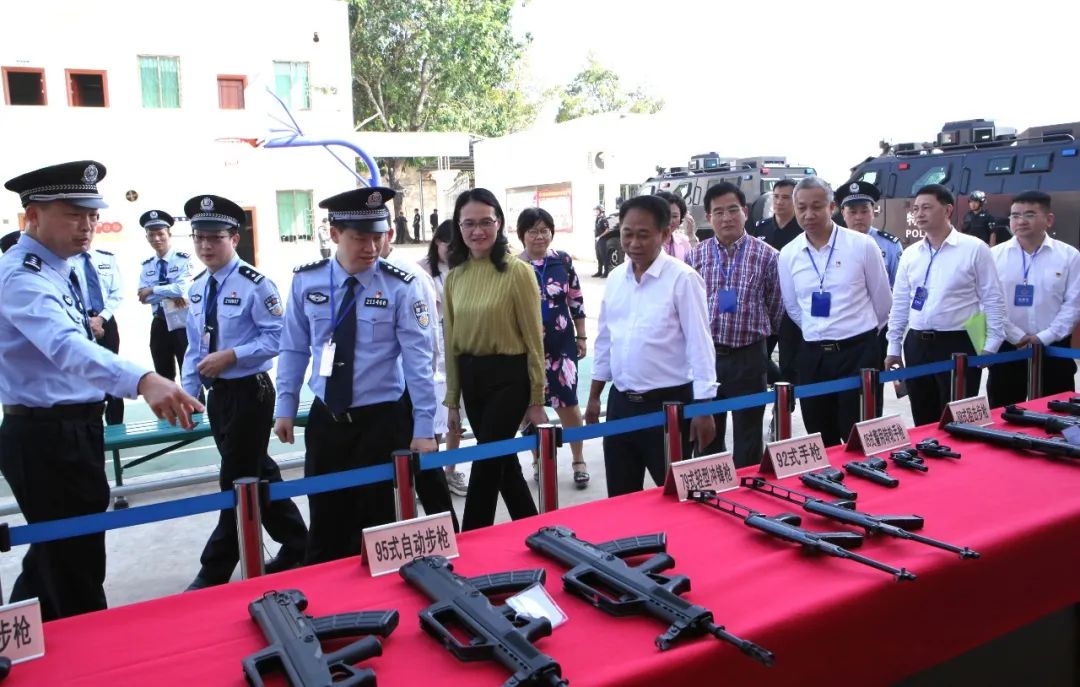 與會人員觀看特警警務技能演練 通訊員 黃榮典 攝技能演練現場