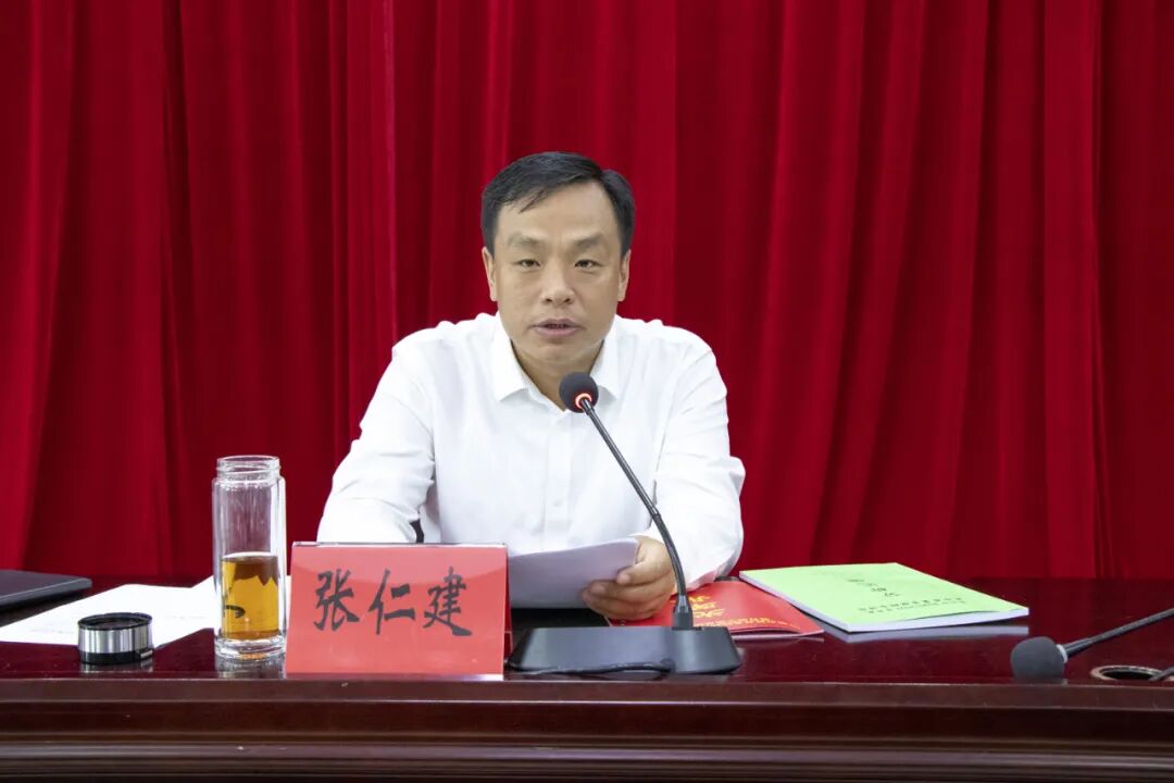 张仁建代表市委,市政府向广大教师和教育工作者致以节日的问候和衷心