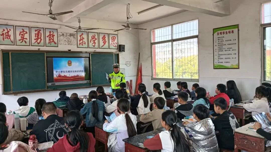 3月25日进秀市镇镇中心小学.jpg