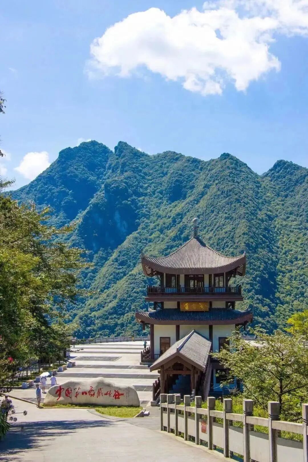 "各位冒险家"绝对不能错过武陵山大裂谷的冒险和涪州画舫游的悠闲.