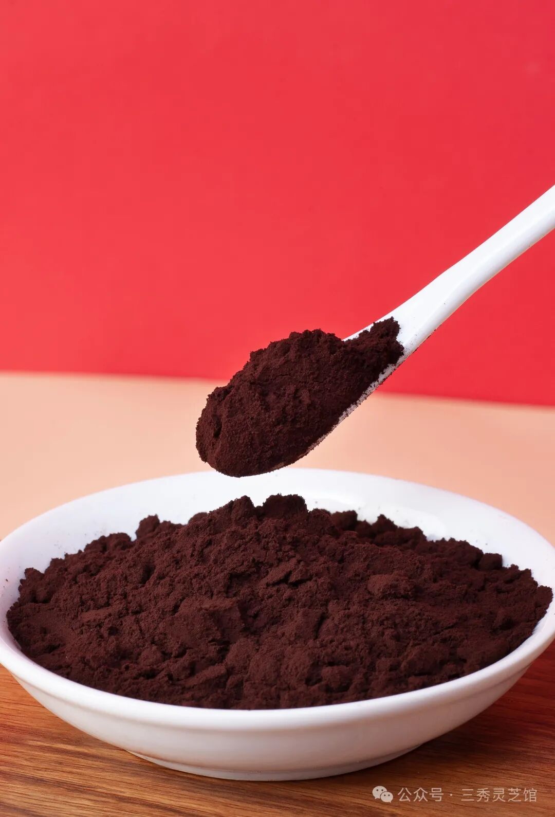 为什么不能用温度高的水冲服灵芝孢子粉？