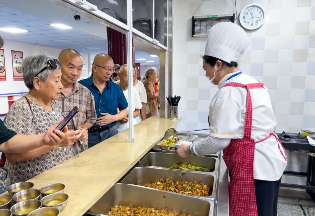 社区老年食堂2万家利.jpg