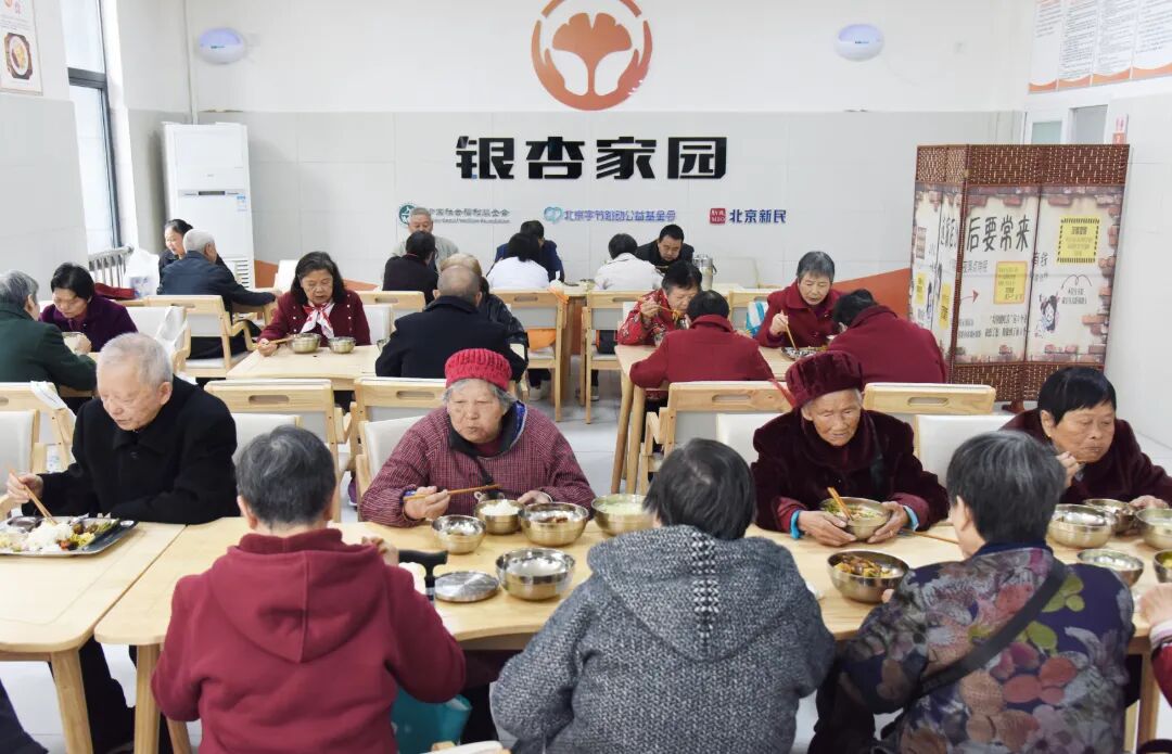 新政镇紫东怡家幸福食堂老人们正在用餐1马永红.jpg