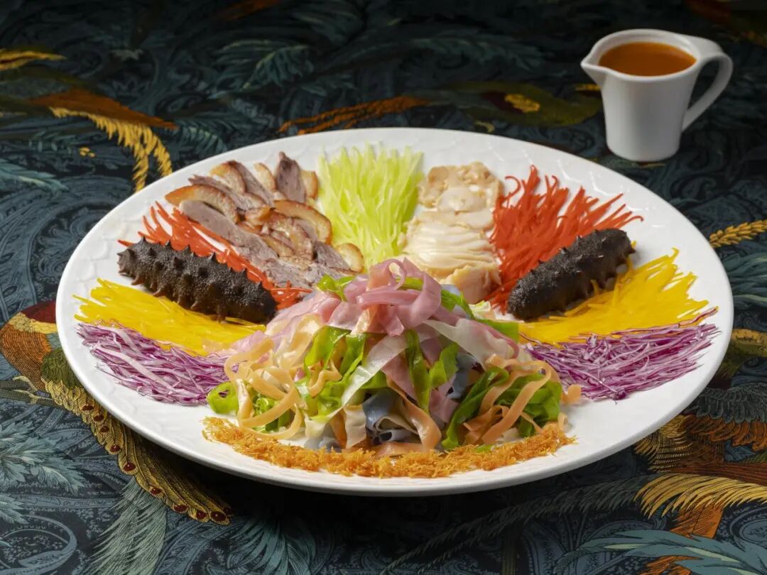 沙河粉颜色的变化是在粉浆里加入了果,菜的汁液或风味酱汁调色.