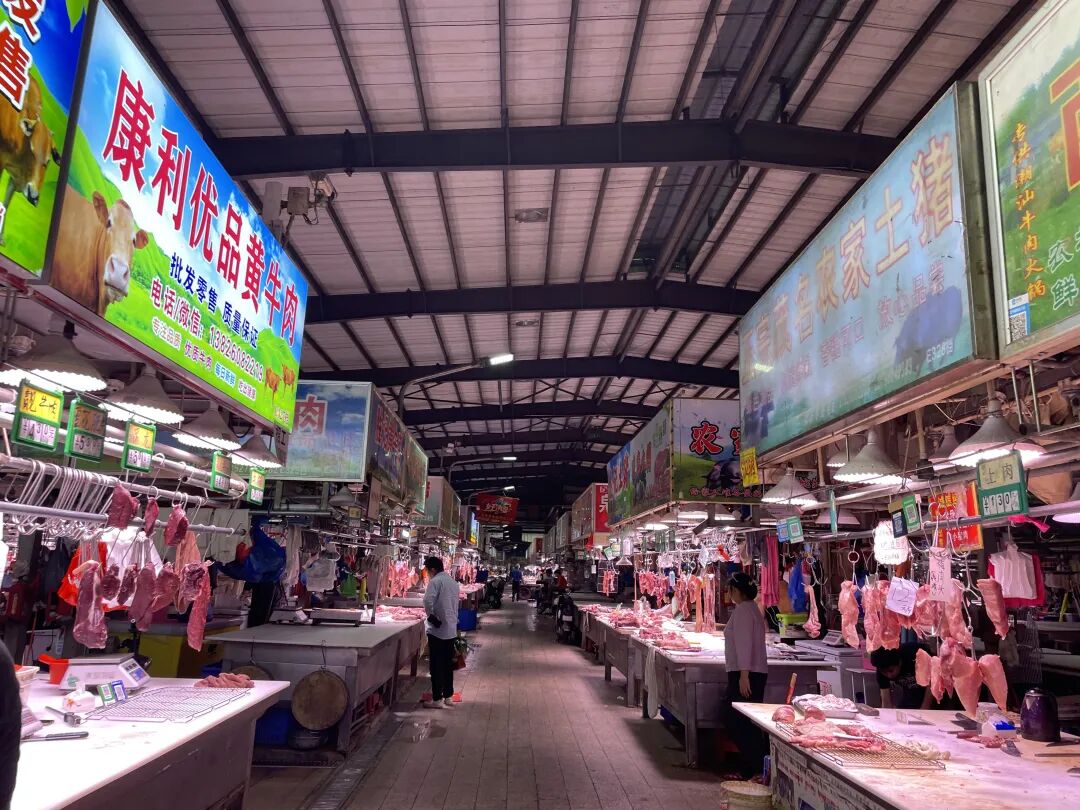 这里是广州市规模大,品种全的综合市场,内含上千个店铺,主要经营蔬菜